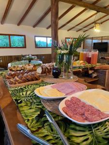 stół z talerzami żywności na górze w obiekcie Hotel Hotu Matua w mieście Hanga Roa