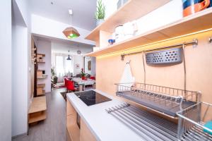 una cucina con lavandino e piano cottura di Bulrock Residance a Sofia