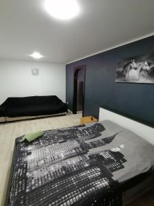 尼古拉耶夫Квартира的一间卧室配有一张带黑白毯子的床