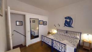 - une chambre avec un lit doté d'un lit bébé bleu dans l'établissement Casa MAFALDA, à Gaète