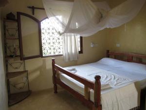 ディアニ・ビーチにあるLamu style one bedroom apartment, central Dianiの窓のある大きなベッドのある寝室 +15枚の写真