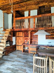 drewniany domek ze schodami, stołem i krzesłami w obiekcie Pokoje Gościnne Skalnik w mieście Kostrzyn nad Odrą