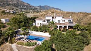 una vista aerea di una casa con piscina di Finca Mis Alas a Mijas