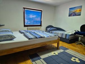 Zimmer mit 2 Betten und einem Fenster in der Unterkunft City Center in Visoko