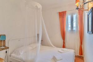 um quarto com uma cama branca e uma rede mosquiteira em Quinta da Boavista em Montargil