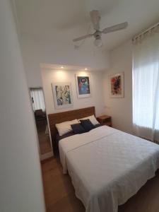 a bedroom with a large white bed and a window at VINC & TROTTI HOUSE OF DÈJÀ-VU in Pergine Valsugana