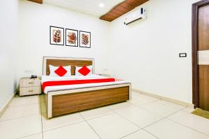 ein Schlafzimmer mit einem Bett in einem Zimmer in der Unterkunft Super OYO Collection O Hotel White Prime in Phagwara