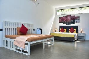 A bed or beds in a room at Victoria Hideout