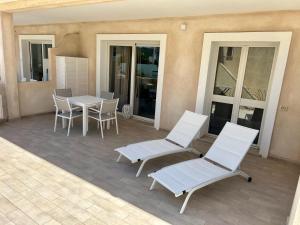 A balcony or terrace at Appartamento incantevole con piscina