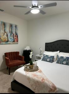 - une chambre avec un lit et une chaise dans l'établissement Home SWEET HOME, à Davenport