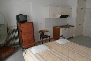 เตียงในห้องที่ Dennis House