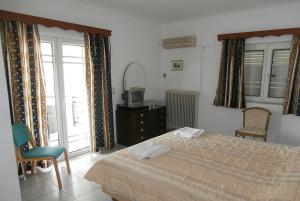 เตียงในห้องที่ Dennis House