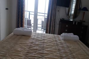 เตียงในห้องที่ Dennis House +3 ภาพ