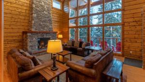 戈爾登的住宿－蔥鬱山間度假屋，客厅配有皮革家具和壁炉