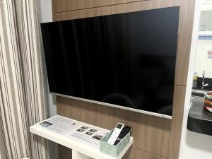 TV a/nebo společenská místnost v ubytování Flat 625 - Diferenciado com Ar no quarto e na sala