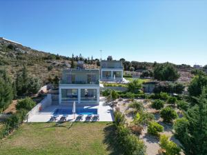 widok z lotu ptaka na dom z podwórkiem w obiekcie Κatakis Villas w mieście Agios Onoufrios