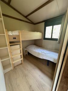 Bunk bed o mga bunk bed sa kuwarto sa Le Mas Saint Donat