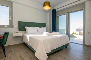 sypialnia z łóżkiem i widokiem na ocean w obiekcie Κatakis Villas w mieście Agios Onoufrios +37 zdjęć