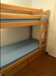 Poschodová posteľ alebo postele v izbe v ubytovaní Cap D 'Agde Studio cabine 5 personnes, vue chenal