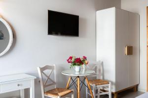 A television and/or entertainment centre at Medousa Studio & Apartments
