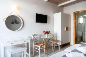 A television and/or entertainment centre at Medousa Studio & Apartments