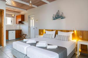 A bed or beds in a room at Medousa Studio & Apartments