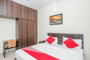 Кровать или кровати в номере Manyata Royal Mac