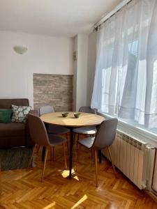 Sarajevo Cozy Attic - Free Parking的休息区