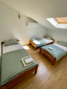 Sarajevo Cozy Attic - Free Parking客房内的一张或多张床位