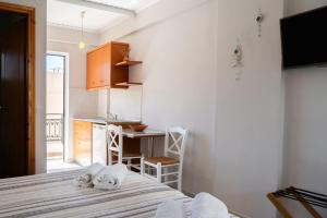 A television and/or entertainment centre at Medousa Studio & Apartments