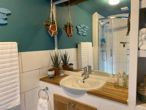 Bilik mandi di Charming flat in lovely rural location +27 gambar