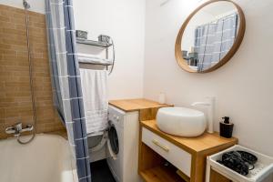 un baño con lavabo y espejo en Central Bucharest Retreat, en Bucarest