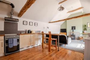 Dapur atau dapur kecil di Charming flat in lovely rural location