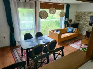 a living room with a table and chairs and a couch at Andorre Ordino Arcalis in El Serrat