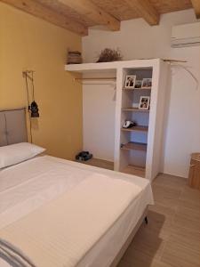 - une chambre avec un lit blanc et une étagère dans l'établissement LaLu On The Water, à Vinišće