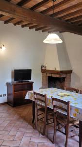 Televízia a/alebo spoločenská miestnosť v ubytovaní Agriturismo Podere Casalone