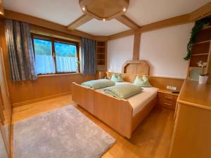 a bedroom with a bed and a window at Ferienhaus Schaiter - Ganzes Haus mit Garten und gratis Parkplatz in Innsbruck