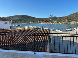- une vue sur un bâtiment avec vue sur l'eau dans l'établissement LaLu On The Water, à Vinišće