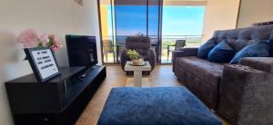 a living room with a couch and a table at EM Somos AT HOME Lindo Apartamento con Aire Acondicionado in Neiva