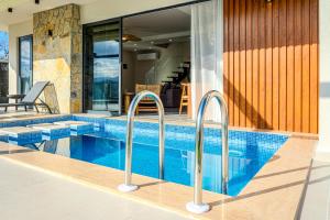 ein Swimmingpool mitten in einem Haus in der Unterkunft Bohemi Villa&Bungalov in Ardeşen