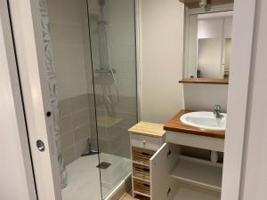 Photo de la galerie de l'établissement Charmant studio climatisé avec chambre séparée, à 3 kms de Biarritz et Bidart, à Arbonne