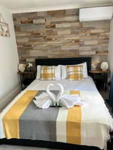 1 dormitorio con 1 cama y 2 toallas blancas en Dana guest suite en Horley