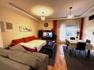TV a/nebo společenská místnost v ubytování Top rated 1bedroom in Karma compound Sheikh Zayed - only families & single travelers