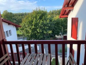 Photo de la galerie de l'établissement Charmant studio climatisé avec chambre séparée, à 3 kms de Biarritz et Bidart, à Arbonne