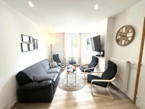 un soggiorno con un divano, sedie e un tavolo di Le Cosy Dunkerquois Centre Ville a Dunkerque