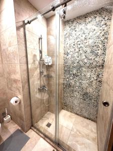 Koupelna v ubytování Top rated 1bedroom in Karma compound Sheikh Zayed - only families & single travelers