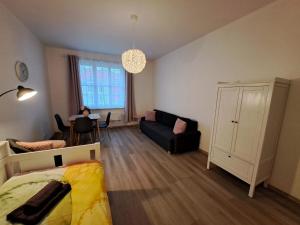 - un salon avec un canapé et une table dans l'établissement Studio-Apartment near Congress Centre Prague, à Prague