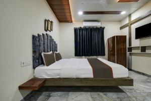 a bedroom with a large bed in a room at Hotel DR Green in Dewās