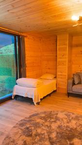 sypialnia z 2 łóżkami w pokoju z oknem w obiekcie Karadeniz Suit w mieście Rize