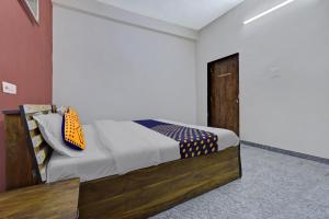 Säng eller sängar i ett rum på SPOT ON Shree Murti Nandan